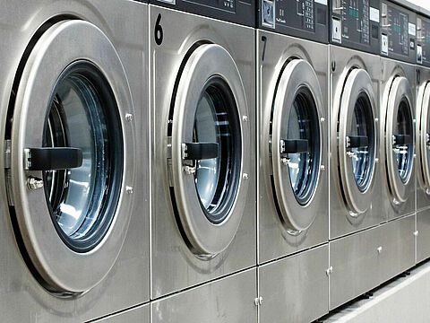 Machines à laver comme exemple pour les biens de consommation.